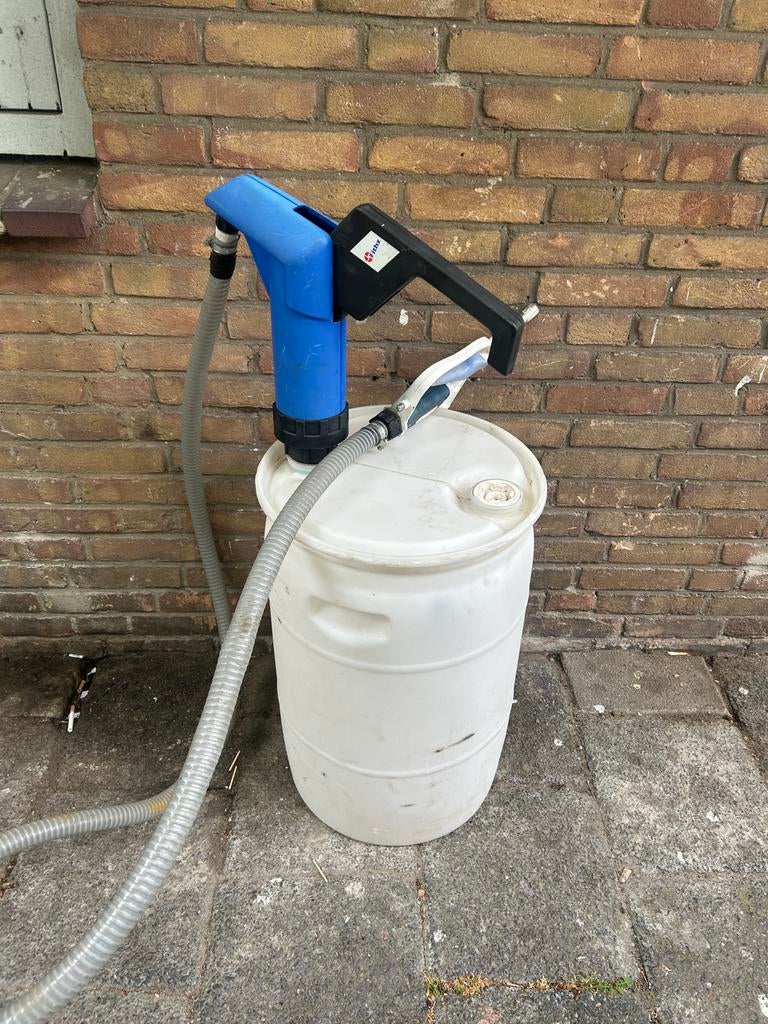 Ad-blue pomp met vat, Ophalen, Zo goed als nieuw