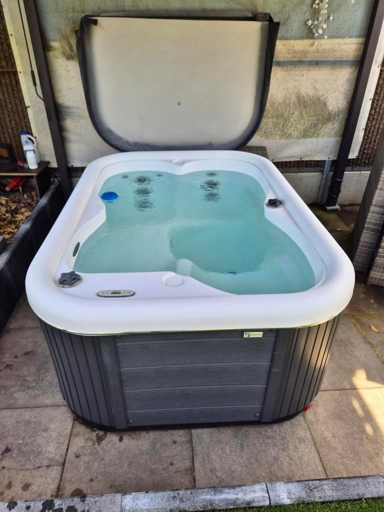 Luxe Jacuzzi voor ontspanning in eigen tuin, Ophalen, Zo goed als nieuw, Afdekzeil, Vast