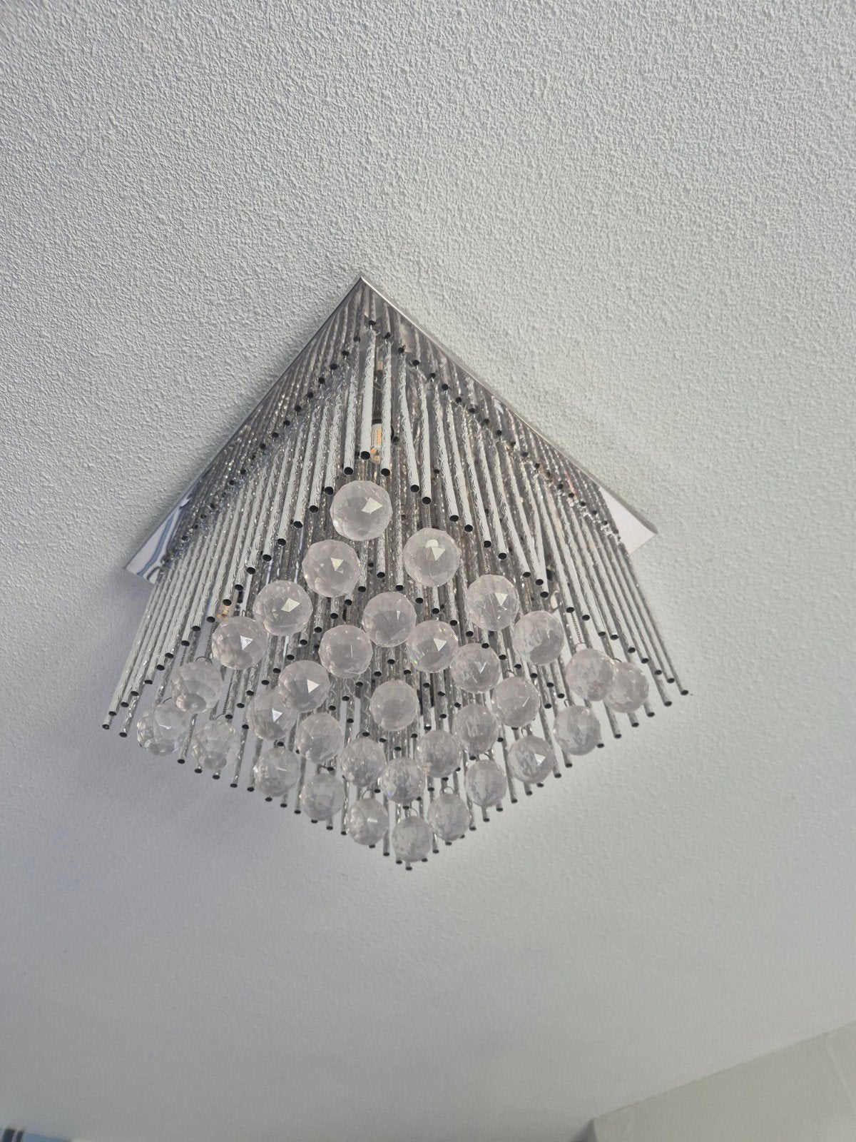 Moderne plafondlamp met kristallen bollen, Gebruikt, Overige fittingen, Ophalen of Verzenden, Glas