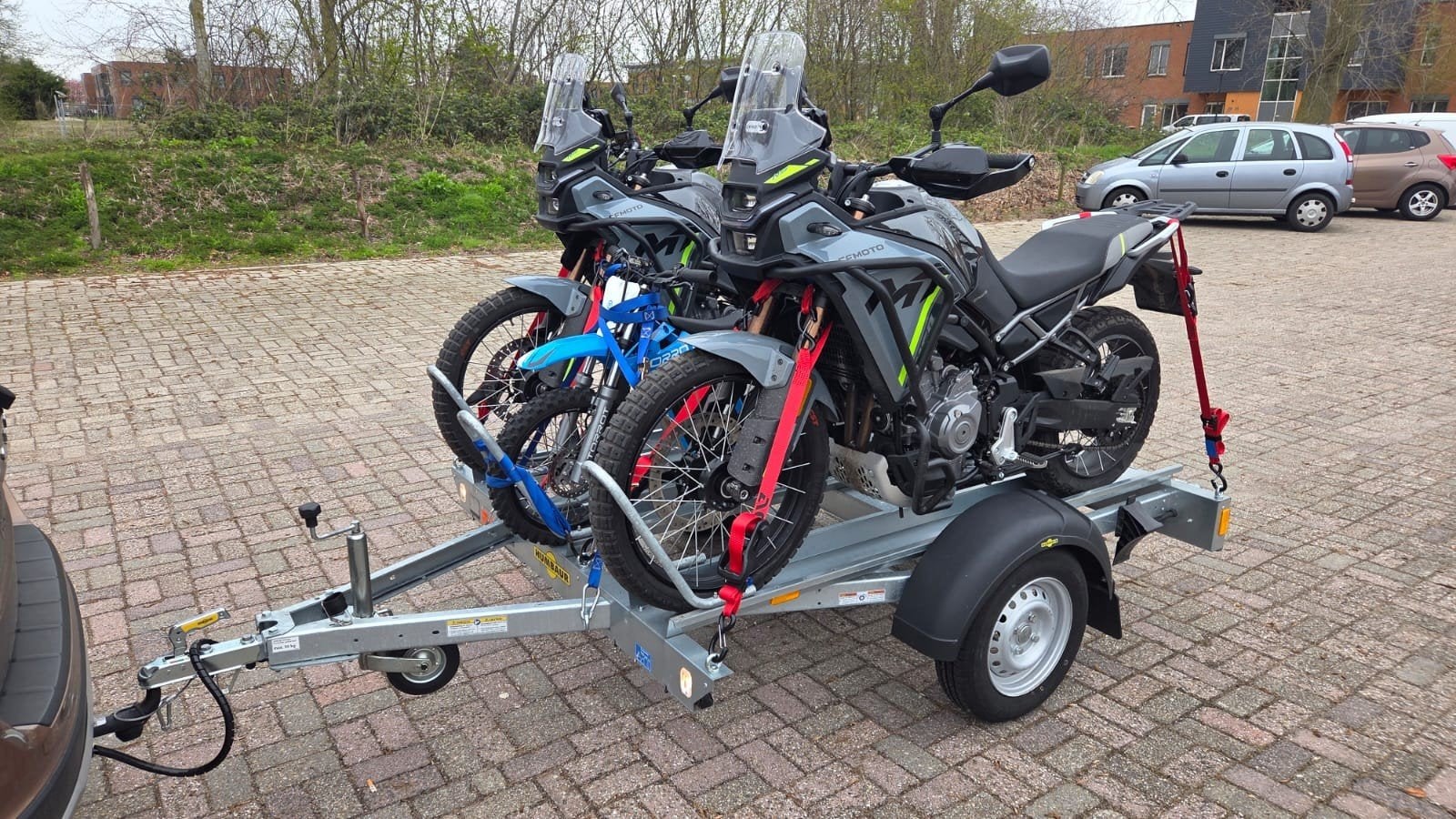 Te huur, nieuwe Humbaur motortrailer.