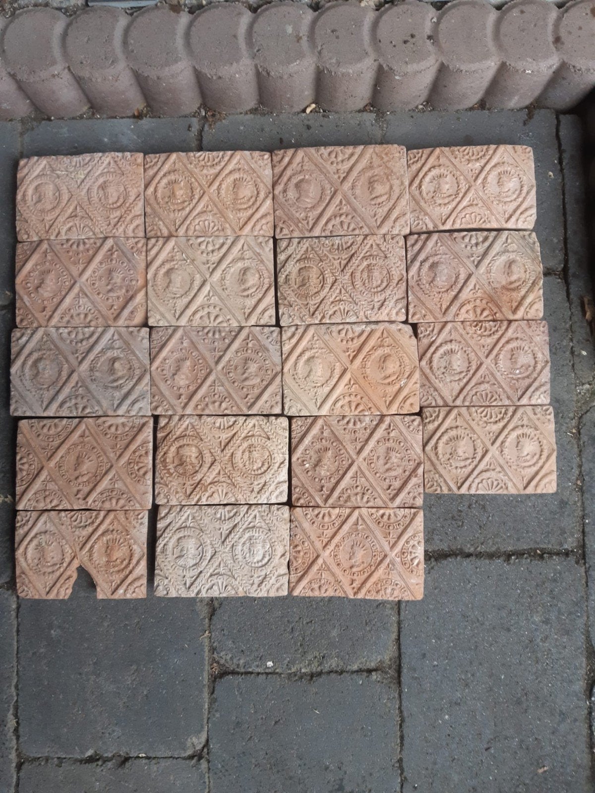 Antieke chamotte terracotta tegels met reliëf - 18 stuks, Overige materialen, Gebruikt, Minder dan 20 cm, Minder dan 5 m²