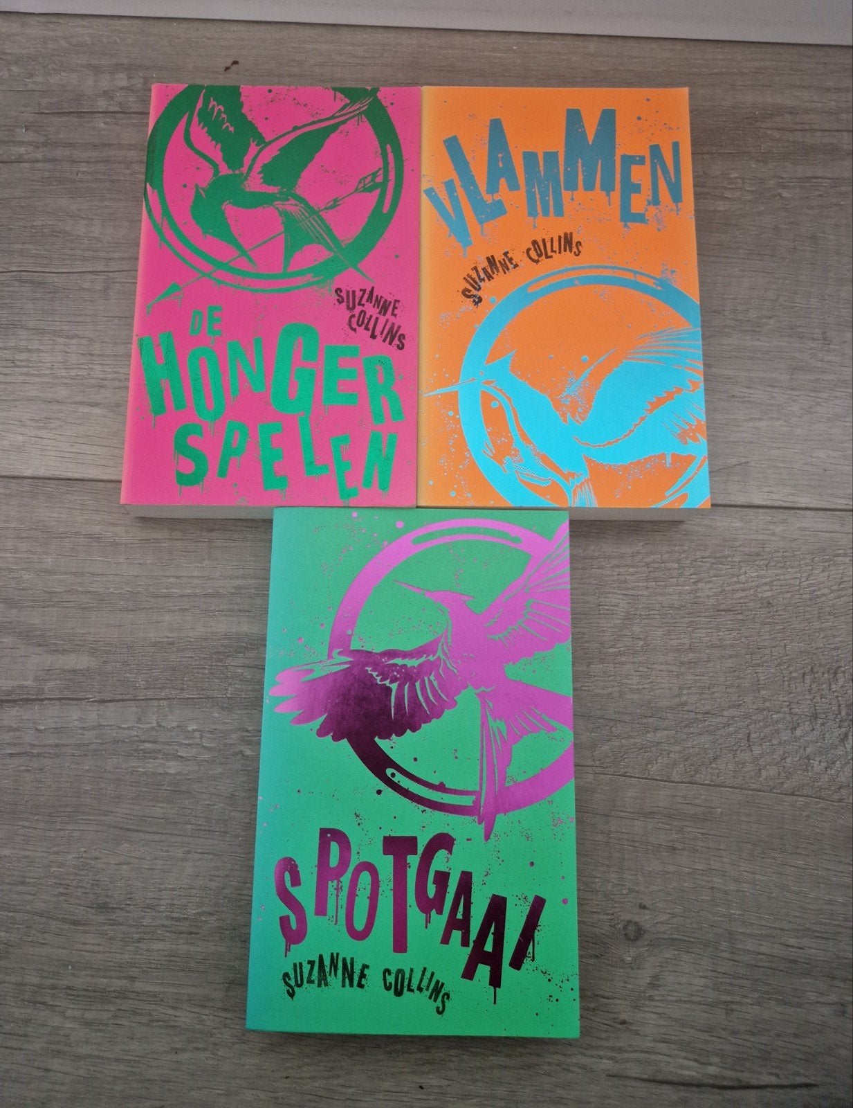 Boeken suzanne collins hunger games hongerspelen 1 2 3 neon, Ophalen of Verzenden, Zo goed als nieuw