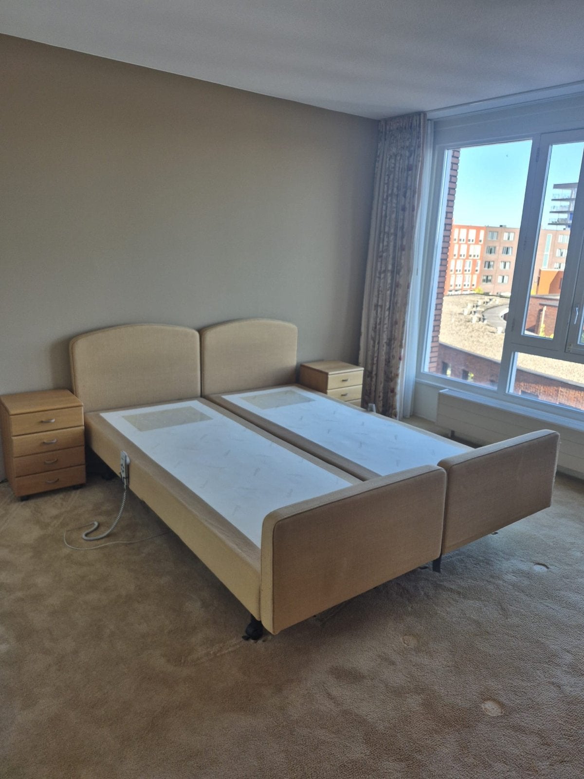 Pullman 2x 90x220 elektrisch verstelbaar bed met nachtkastje, Ophalen, Beige, Tweepersoons, Overige maten