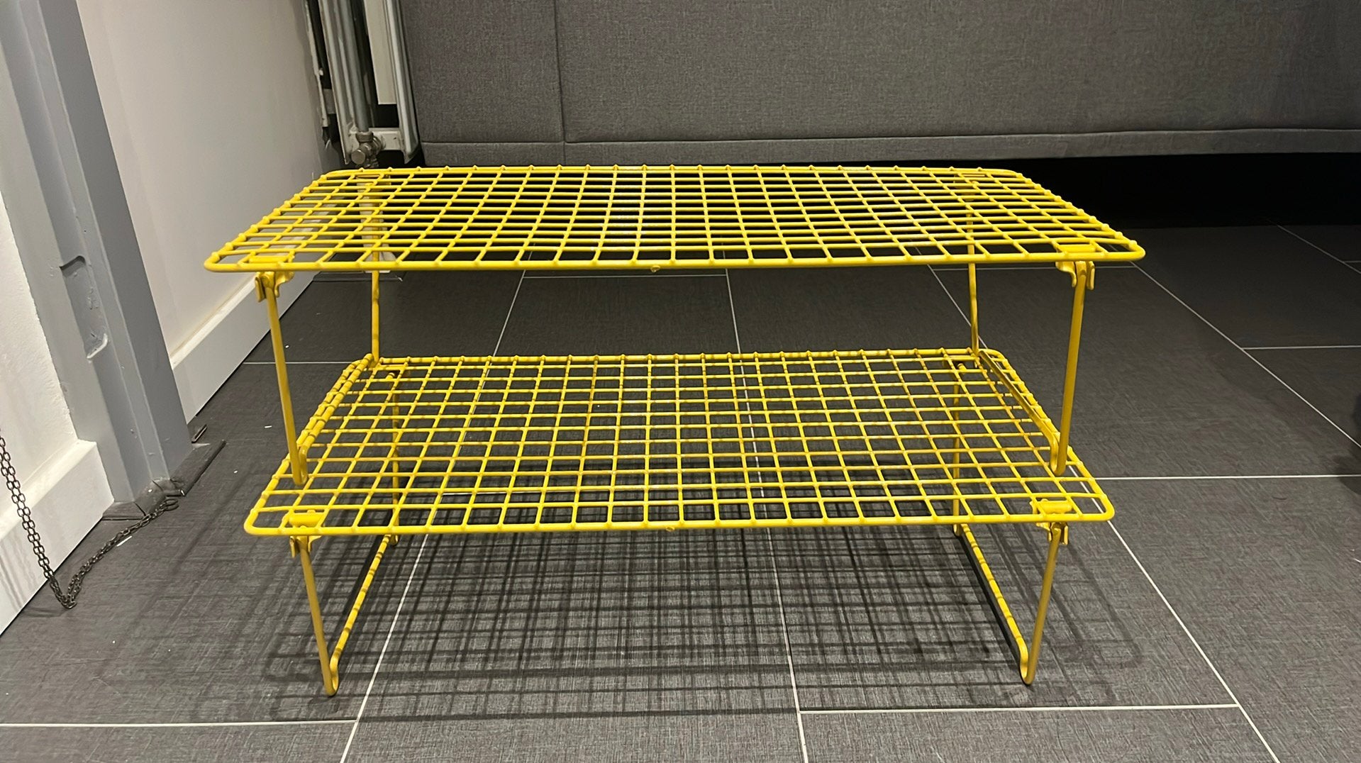 2x Ikea GREJIG Shoe rack, dark yellow, 58x27x17 cm, Huis en Inrichting, Ophalen, Zo goed als nieuw