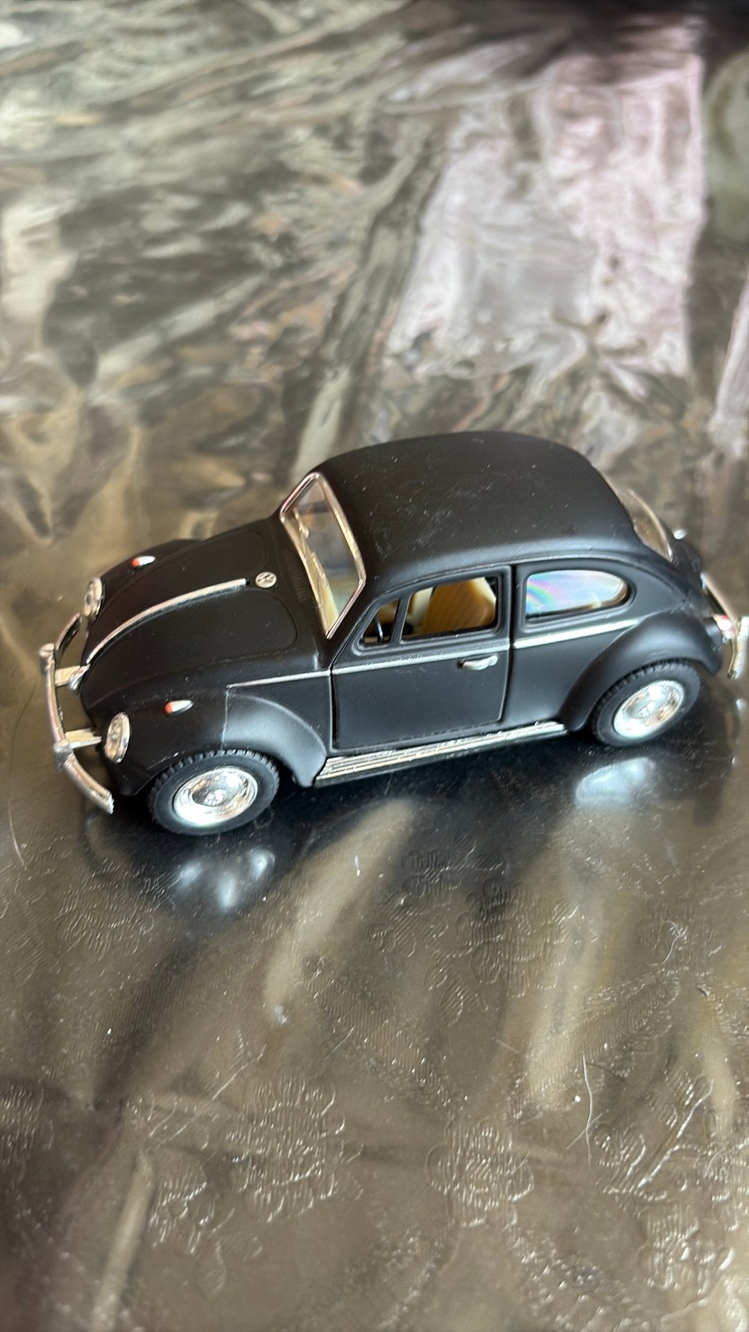 Kinsmart Volkswagen Classical Beetle matzwart, Hobby en Vrije tijd, Modelauto's | 1:43, Ophalen of Verzenden, Gebruikt, Auto, Overige merken