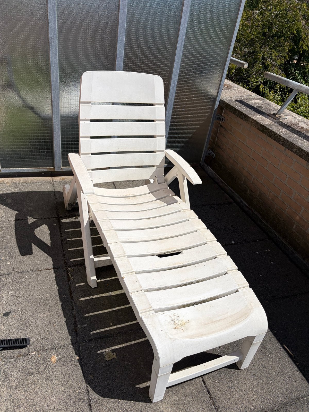 Witte kunststof ligstoel voor buiten, Tuin en Terras, Ligbedden, Ophalen, Gebruikt, Kunststof, Verstelbaar