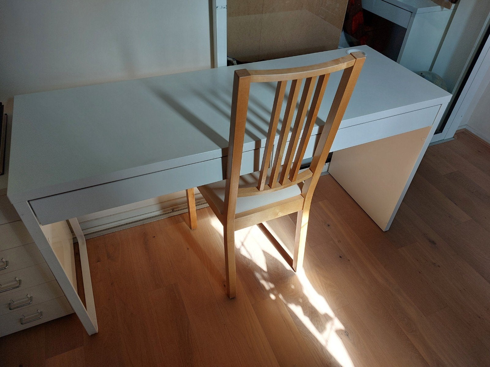 Bureau met twee lades 140 cm breed/ 75 cm hoog en 50 cm diep, Huis en Inrichting, Ophalen, Gebruikt, IKEA, Wit