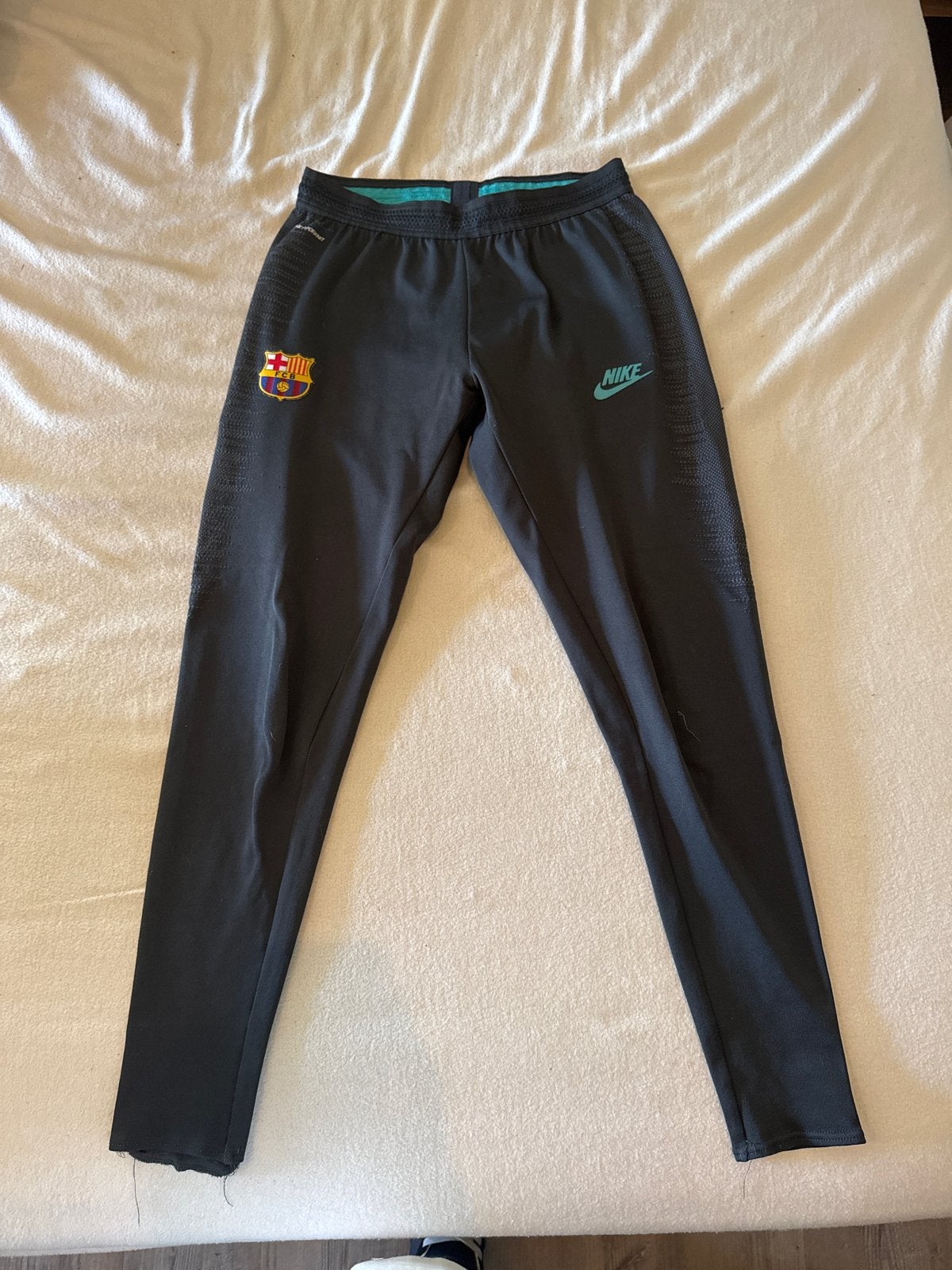 Nike FC Barcelona Vaporknit Trainingsbroek Maat S, Zwart, Ophalen of Verzenden, Voetbal, Gedragen
