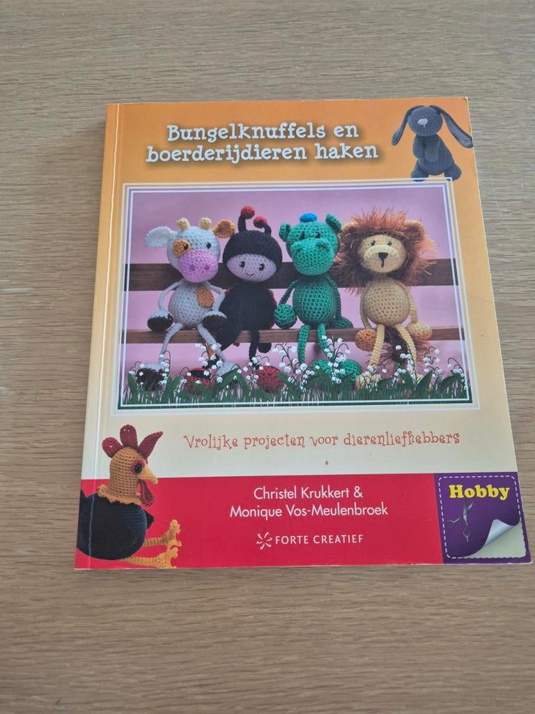 Bungelknuffels en boerderijdieren haken - Hobbyboek, Hobby en Vrije tijd, Breien en Haken, Ophalen of Verzenden, Zo goed als nieuw