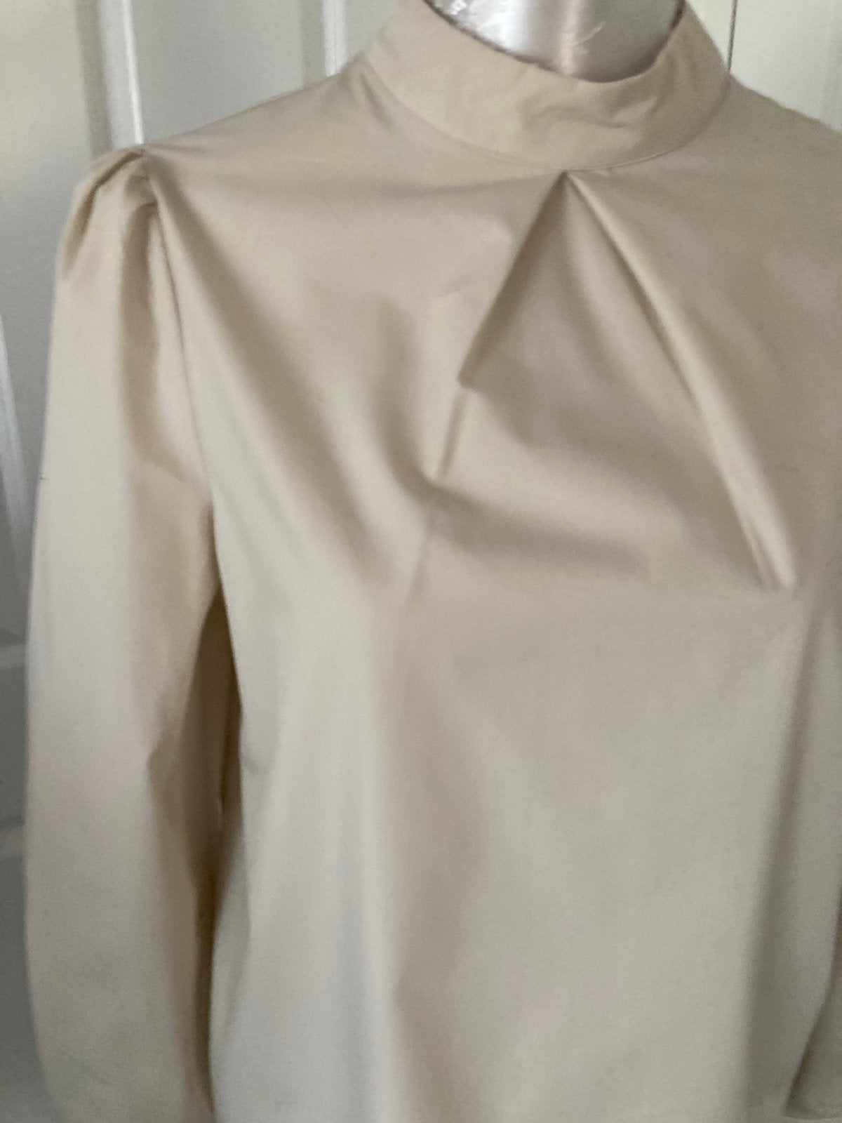 Nieuwe beige blouse met hoge kraag en pofmouwen, maat S, Kleding | Dames, Blouses en Tunieken, Ophalen of Verzenden, Nieuw, Maat 36 (S)