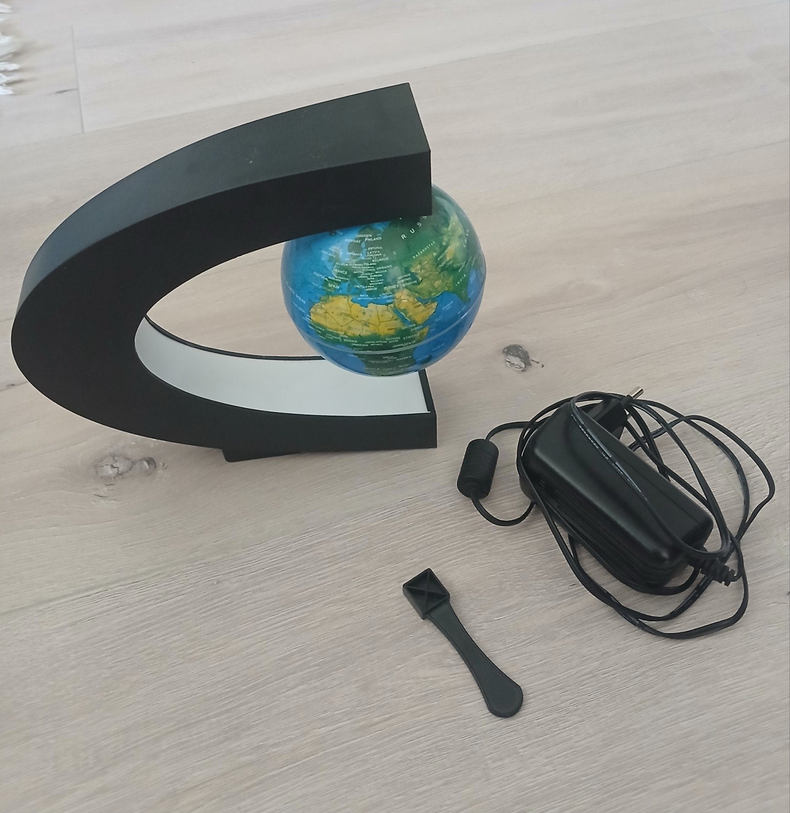 zwevende wereldbol electromachnetisch, Kunststof, Ophalen of Verzenden, Zo goed als nieuw, 10 cm