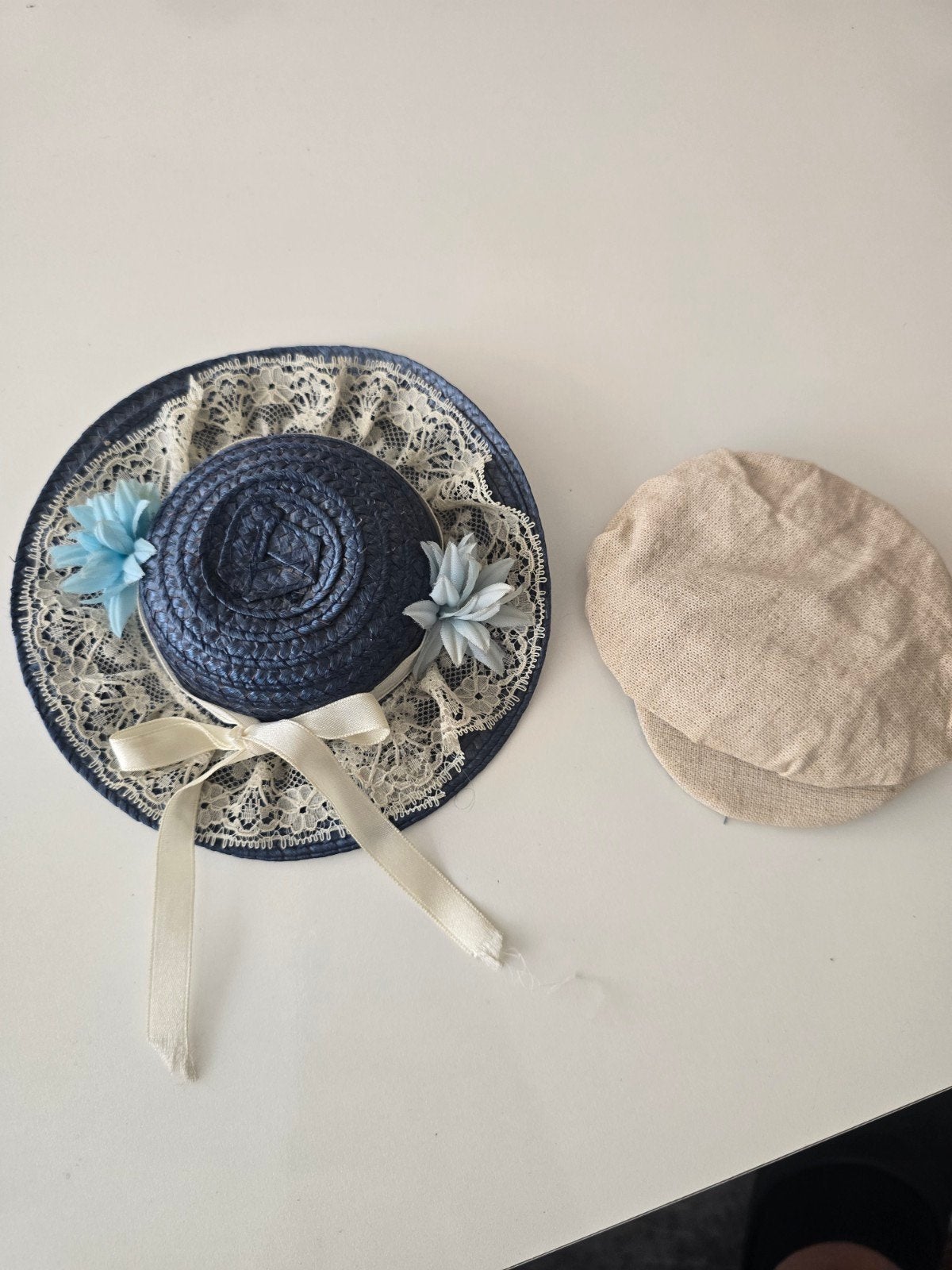 Vintage porseleinen pop met hoedjes, Ophalen of Verzenden