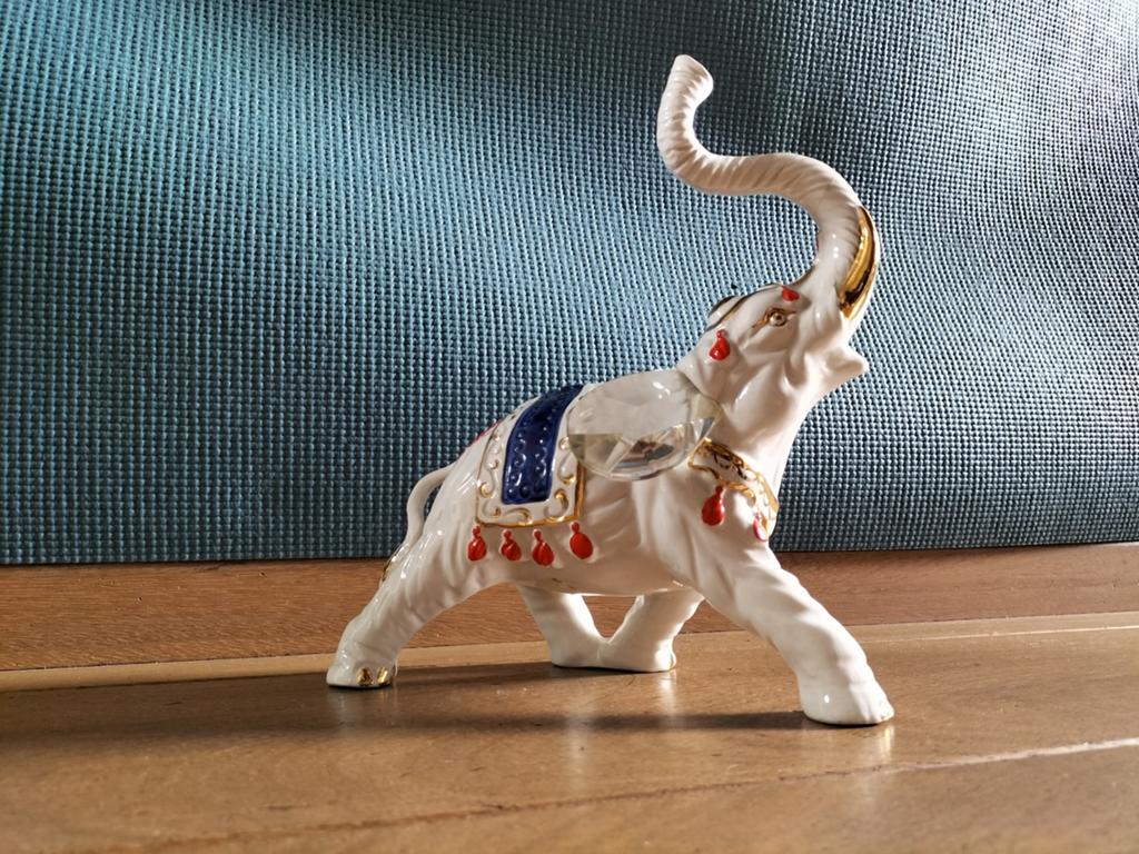 Decoratieve aardewerk, olifant met omhoogstaande slurf, Antiek en Kunst, Ophalen