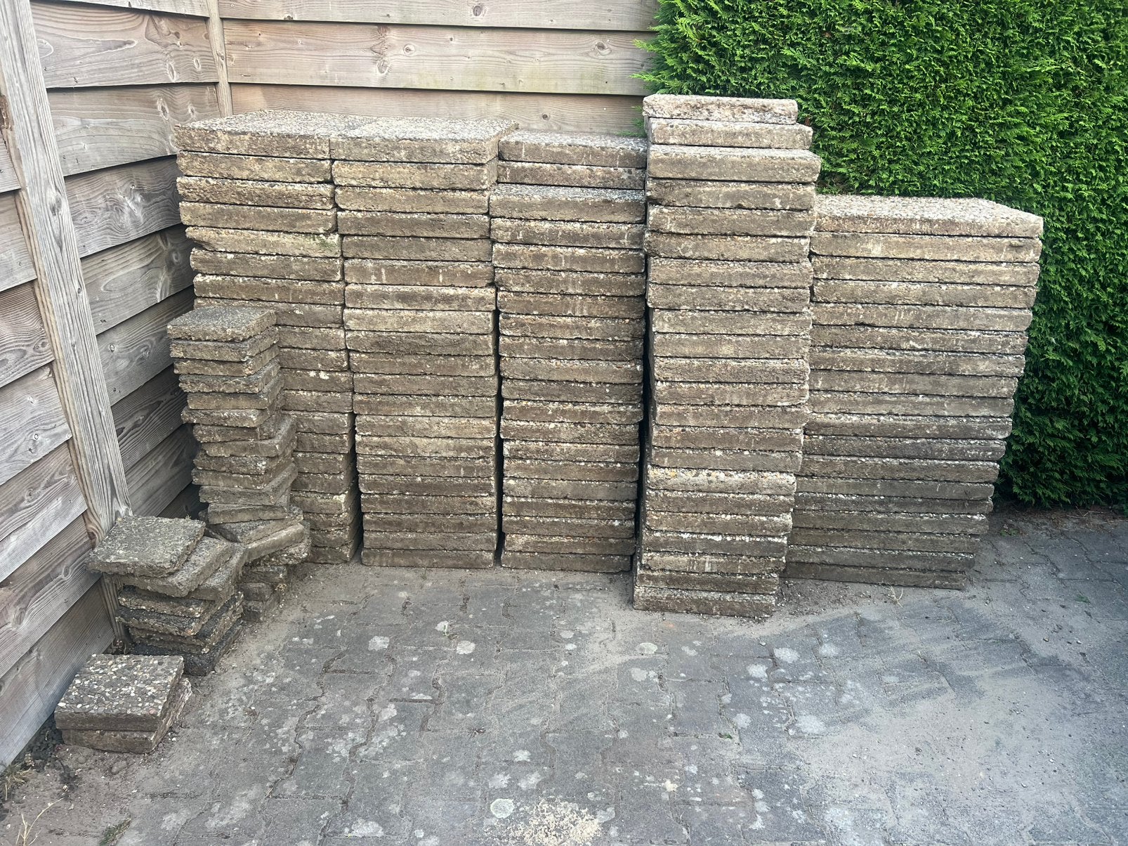 Grindtegels gratis ongeveer 100 stuks, Ophalen, Gebruikt, Beton, Terrastegels