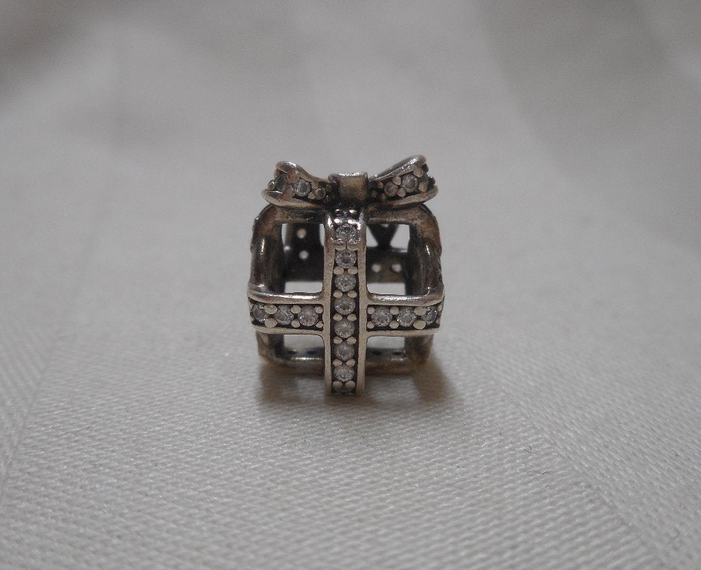 Zilveren Pandora Cadeau Charme met steentjes nr.519, Verzenden, Pandora, Zo goed als nieuw, 1 bedel
