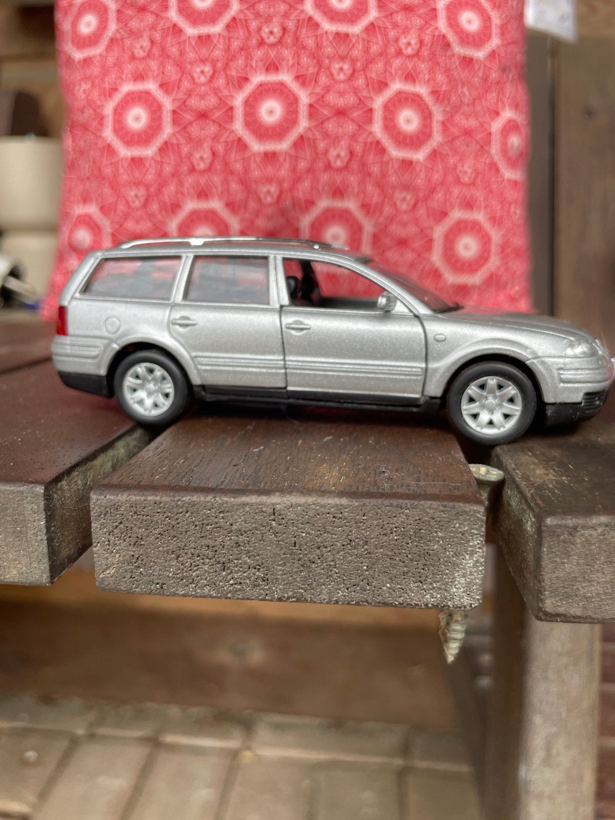 Zilverkleurige Volkswagen Passat Variant 2001 modelauto, Ophalen of Verzenden, Gebruikt