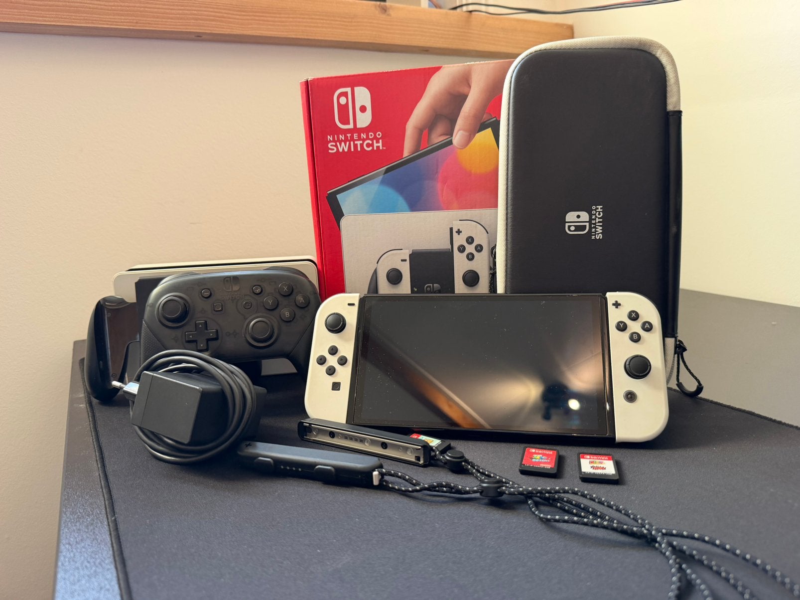 Foto 2 van Nintendo switch OLED wit - zeer compleet en net - 4 games