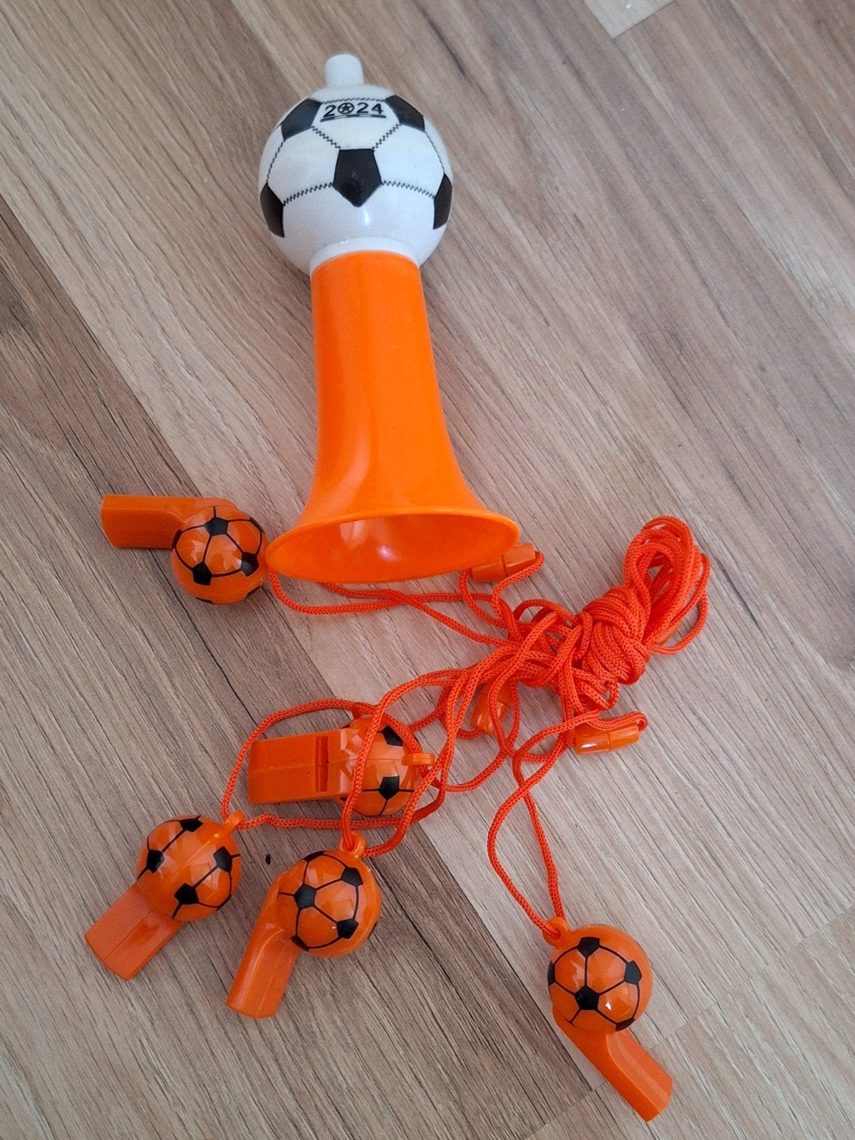 5 Voetbalfluitjes, 1 toeter en voetbal prikkers, Ophalen of Verzenden
