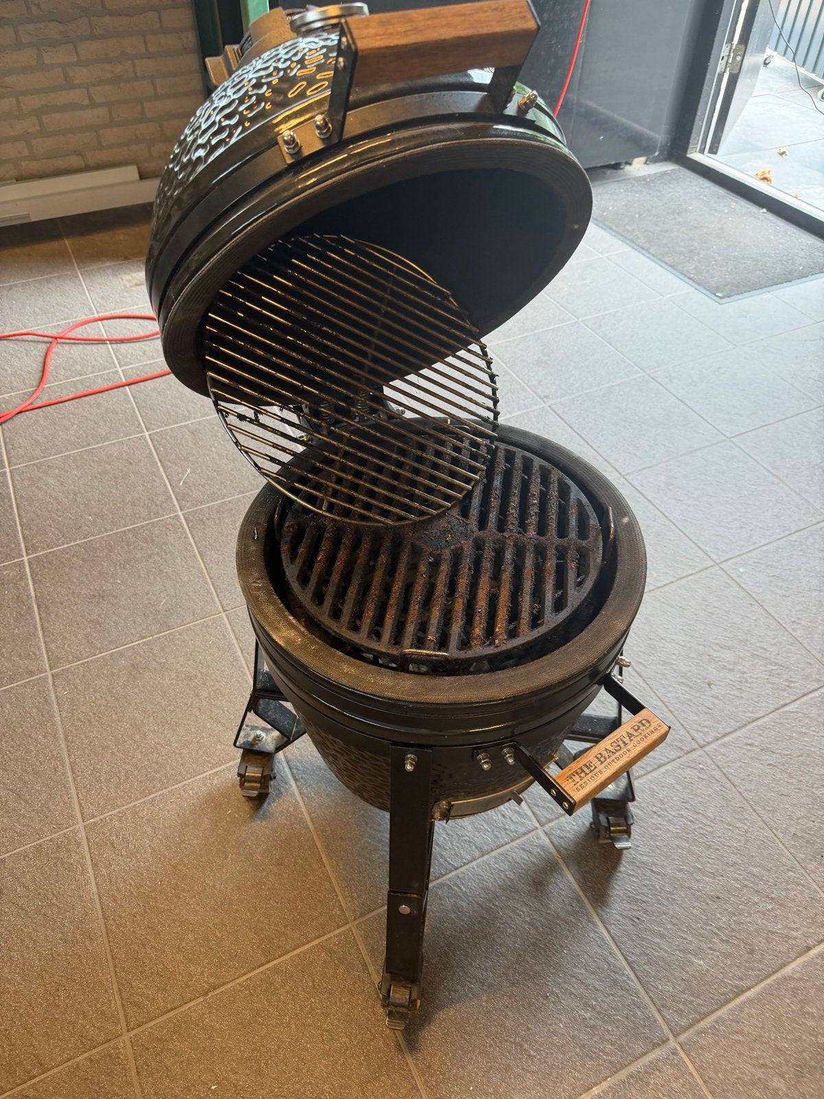 The Bastard Compact Kamado met hoes, Ophalen, Gebruikt
