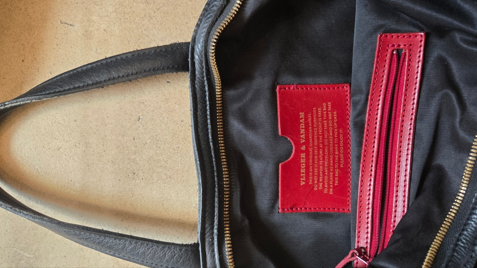 Vlieger & Vandam tas met studs en pistool reliëf, Ophalen of Verzenden, Zo goed als nieuw, Rood, Handtas