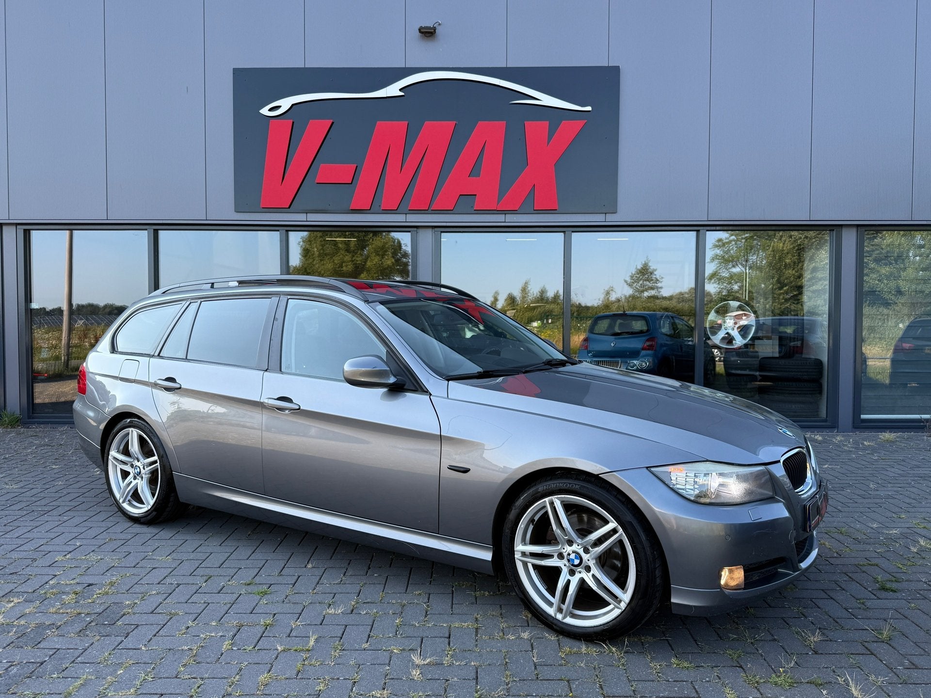 BMW 318i 2.0 AUT Xenon Leder NaviProf Panorama Trekhaak, Automaat, Euro 5, Zwart, 1435 kg