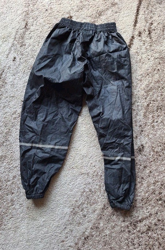 Zwarte regenbroek maat 128, Broek, Jongen of Meisje, Ophalen of Verzenden, Zo goed als nieuw
