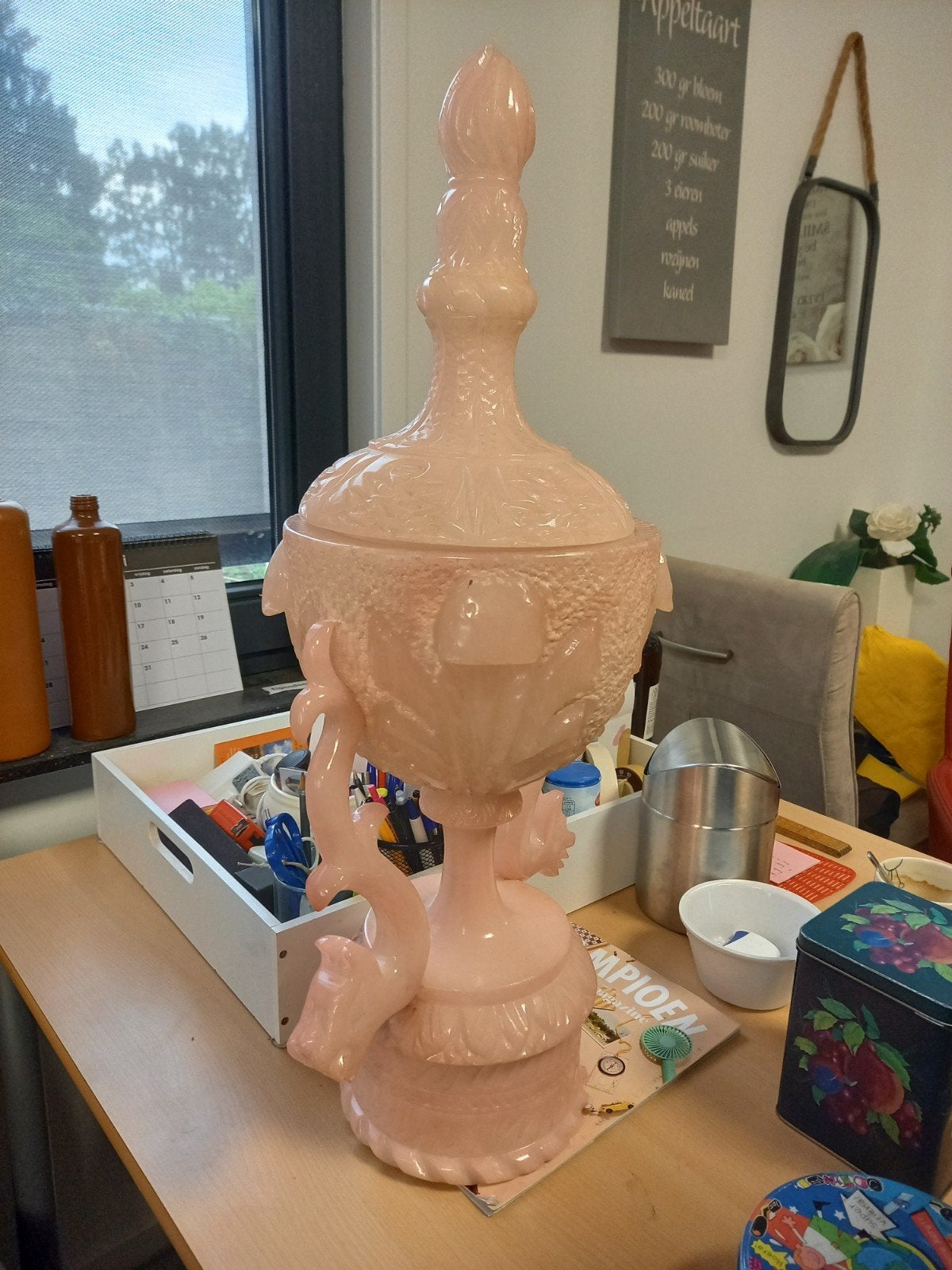 Rosé opaline dekselvaas., Ophalen