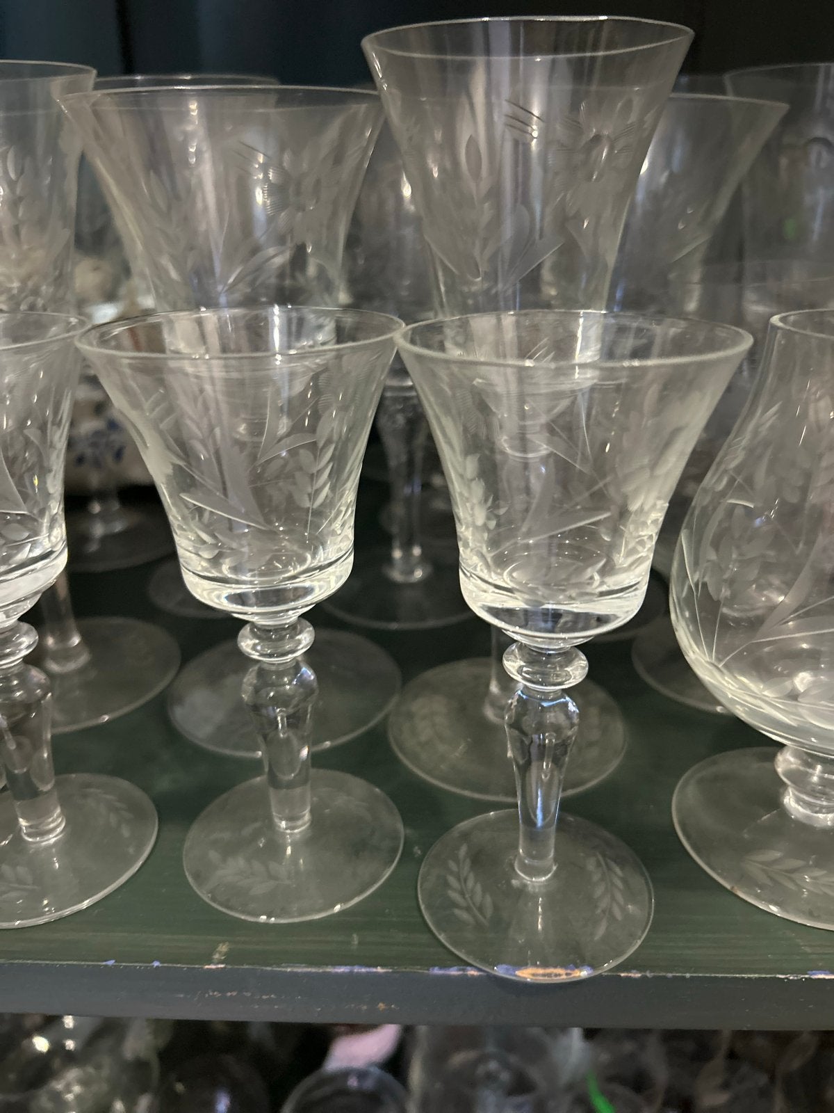 Set van 27 bewerkte glazen met bloemmotief, Ophalen