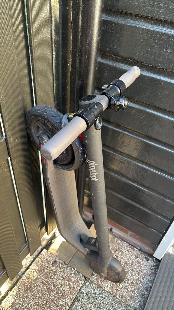 Ninebot elektrische step - voorwiel moet vervangen, Ophalen, Gebruikt, Elektrische step (E-scooter)