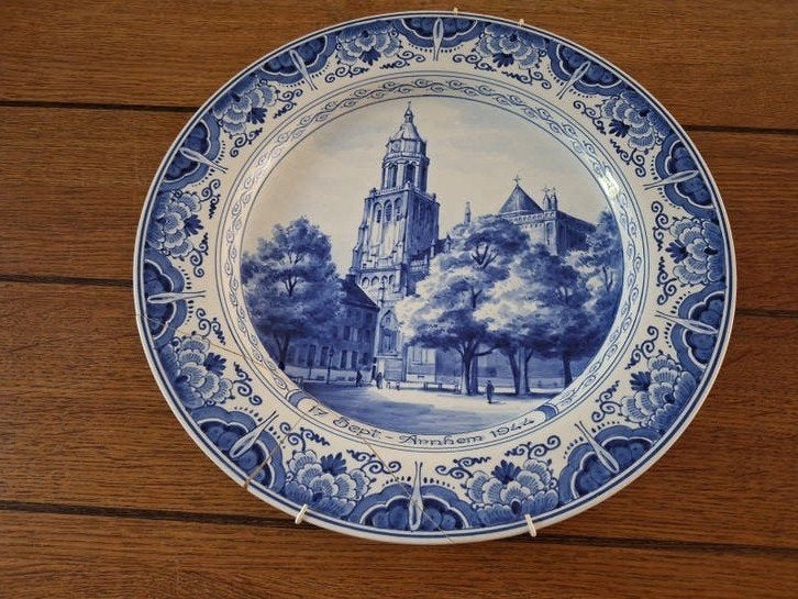 Porseleyne fles bord wandbord Slag om Arnhem 1944 eusebius, Ophalen of Verzenden