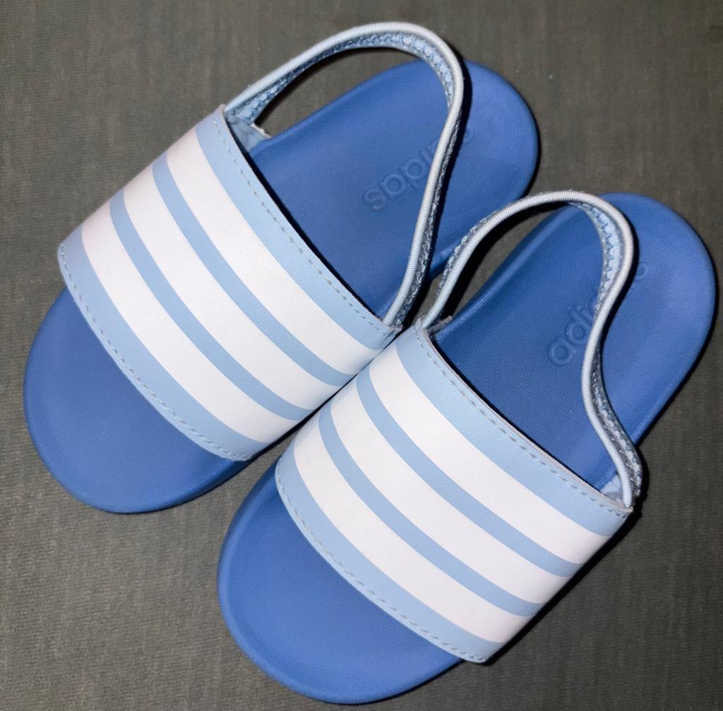 Adidas slippers / adilette blauw maat 27, Ophalen of Verzenden, Zo goed als nieuw