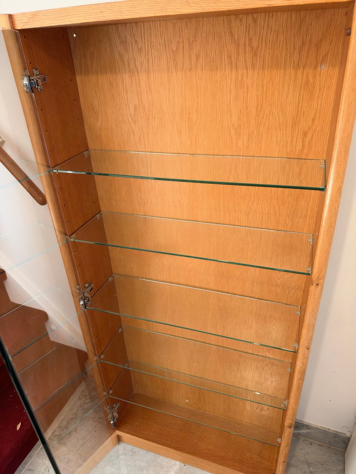 Houten vitrinekast met glazen planken en deur, Ophalen, Gebruikt, 50 tot 100 cm, Minder dan 25 cm