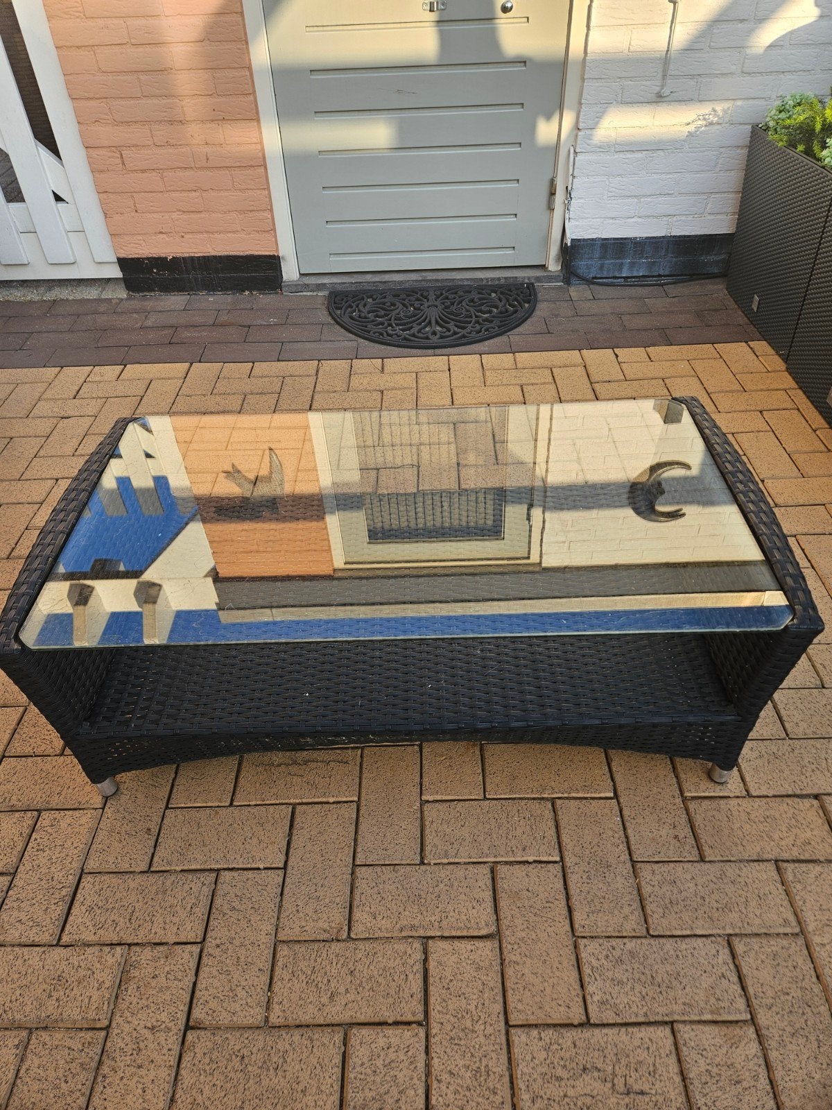Prachtig stevig wickertafeltje met glasplaat, Tuin en Terras, Tuinsets en Loungesets, Ophalen, 2 zitplaatsen