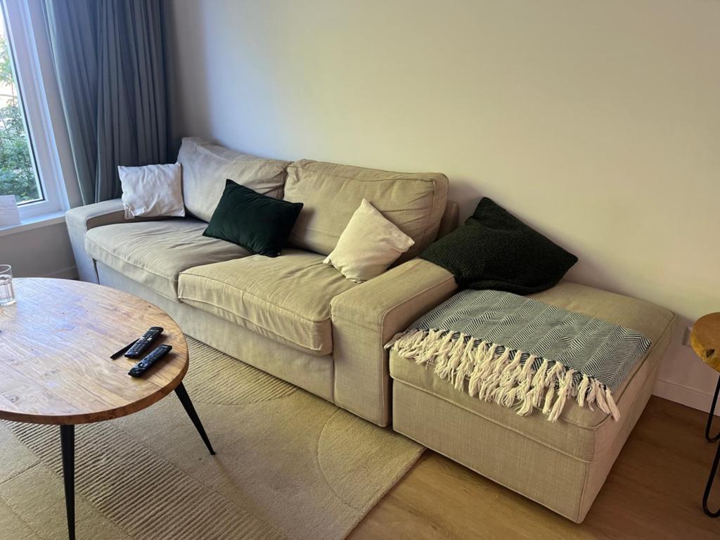 Beige KVIK driezitsbank met voetenbank (Ikea), Ophalen, Gebruikt, Driepersoons, 75 tot 100 cm
