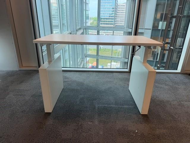 Voortman Verstelbaar bureau met slinger en kabelgoot, 20 st, Gebruikt, 120 cm, Voortman, Spaanplaat of MDF
