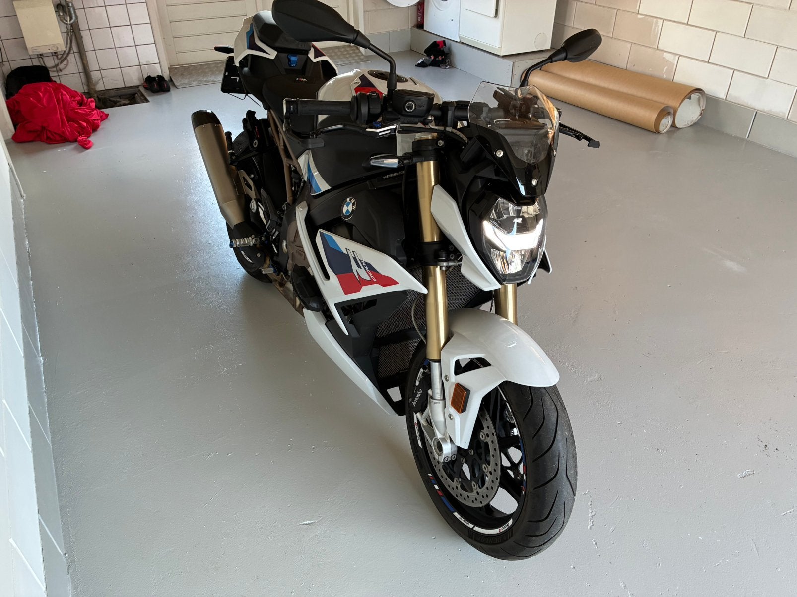 BMW S1000R M paket 2023 handvat verw. schak.assist NL kent., Motoren, Occasion, Traction Control, 4 cilinders, Bedrijf