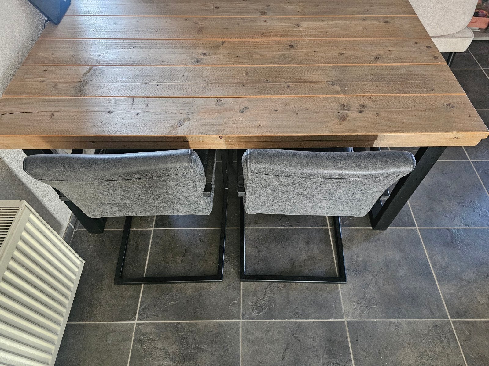 Houten eet- en salontafel met 4 donkergrijze stoelen, Gebruikt, Modern, Industrieel, Vier personen, Ophalen