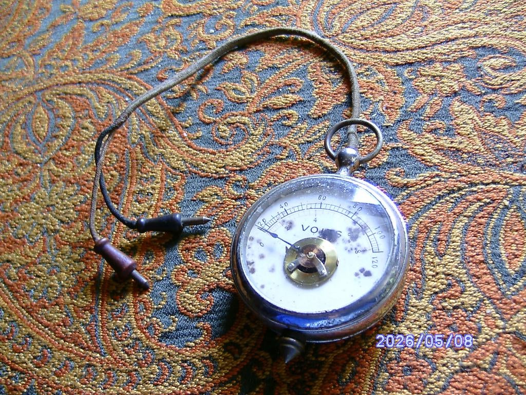 voltmeter zilverkleur 5,5 cm met rood en zwart  stekkertje, Ophalen of Verzenden