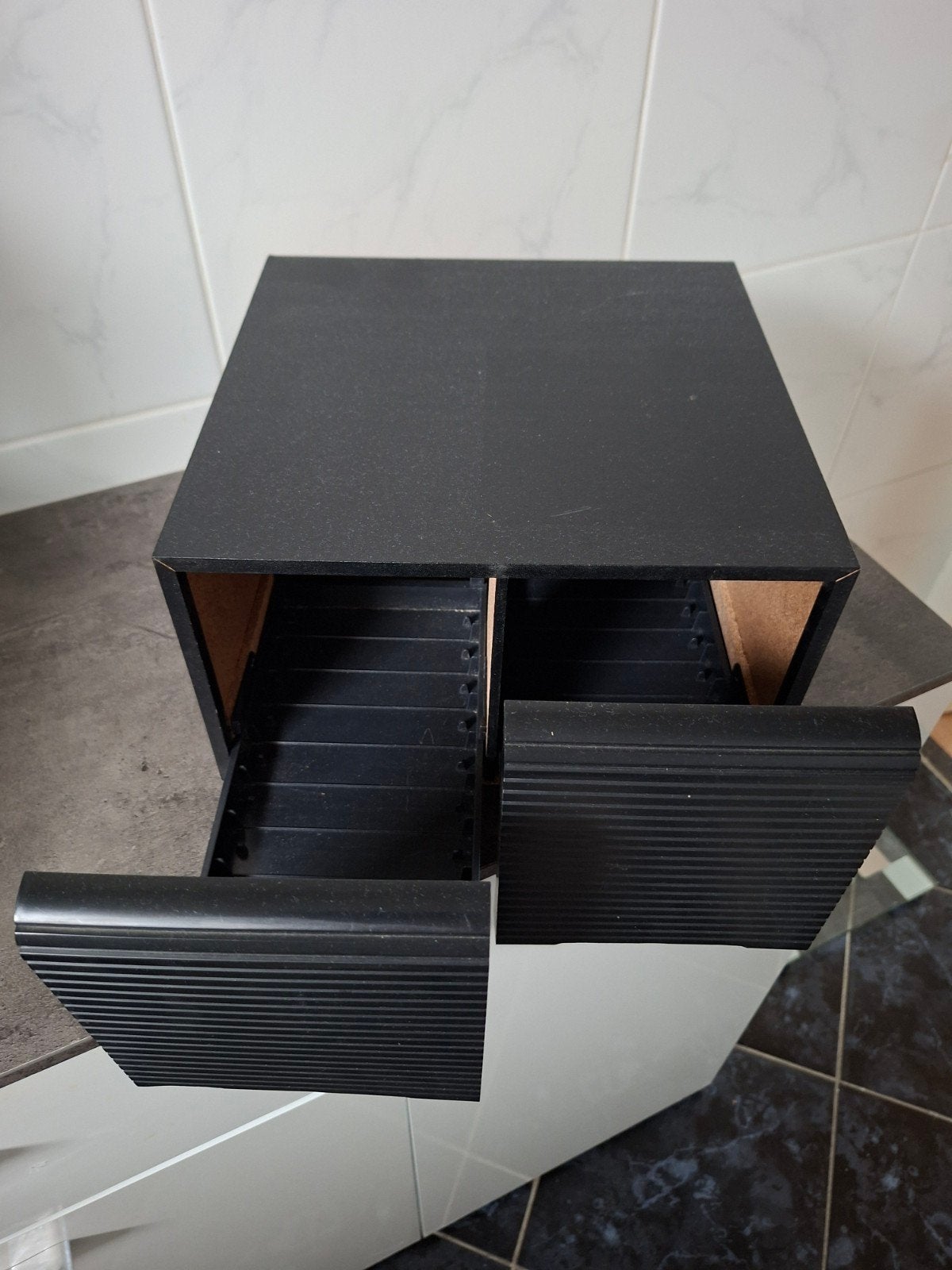 Zwarte CD/DVD opbergkast met twee lades, Huis en Inrichting, Ophalen, Overige materialen, Gebruikt, 75 tot 150 discs