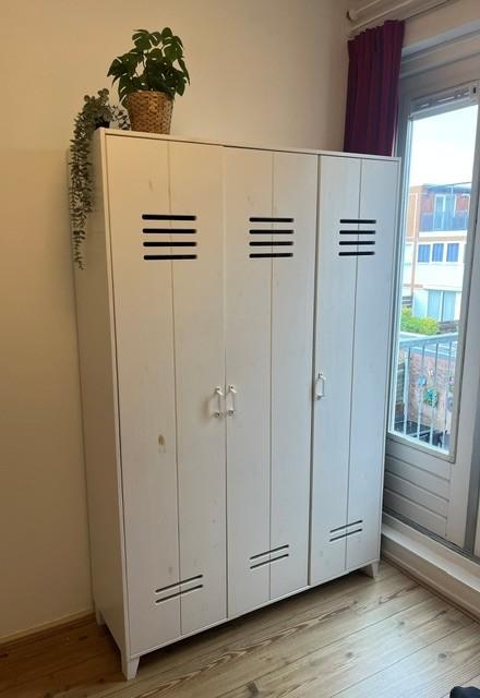 VT wonen Lockerkast / kledingkast (white was) van grenenhout, Huis en Inrichting, Kasten | Lockerkasten, Ophalen, Gebruikt, Stoer en natuurlijk uiterlijk
