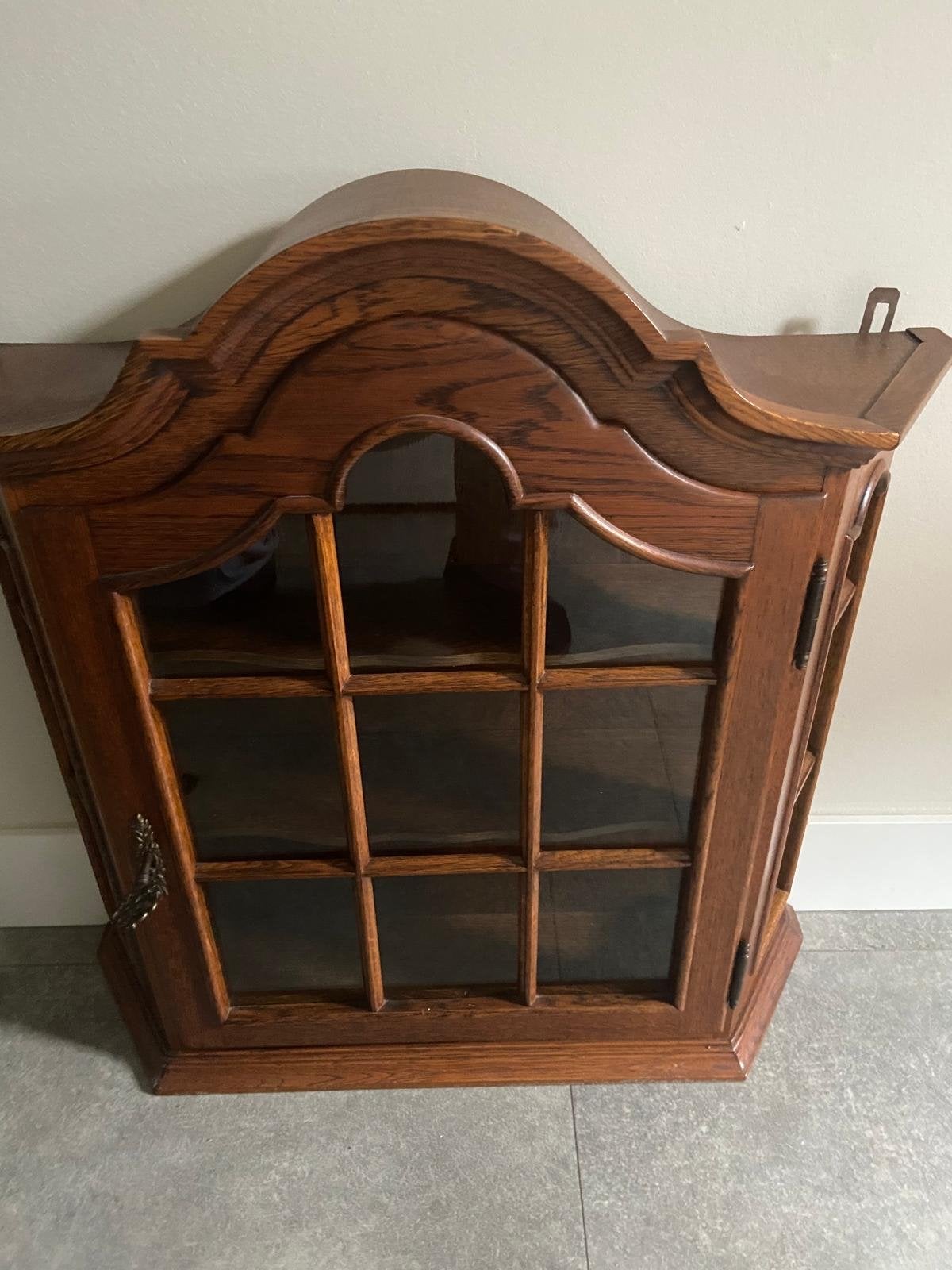 Antieke houten wandvitrinekast met werkend slot, Ophalen