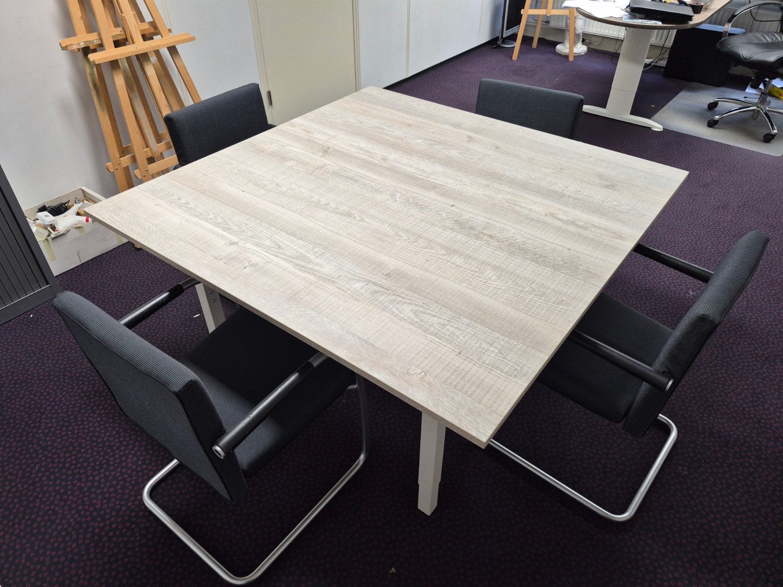 Mooie ruime vergadertafel met 4 stoelen., Zakelijke goederen, Kantoor en Winkelinrichting | Kantoormeubilair en Inrichting, Werkplek