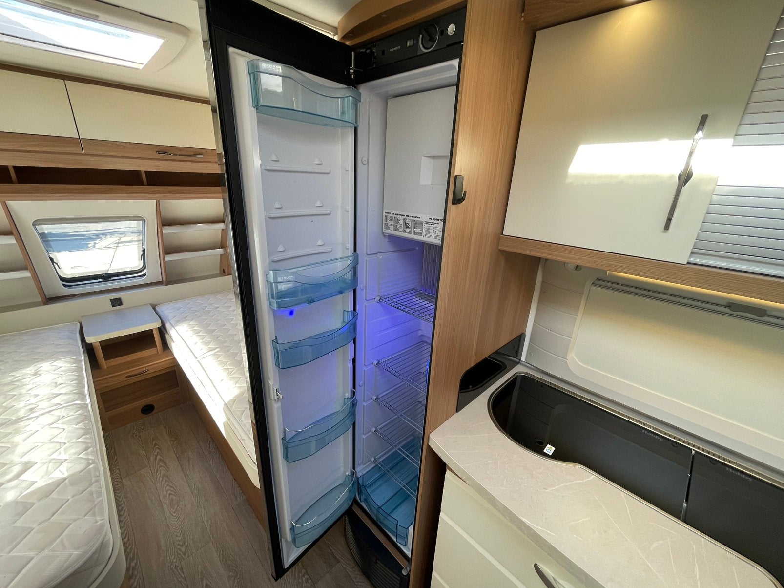 Foto 18 van Hobby 495 UL uit 2019 | 2 bedden | Mover | Luifel | Voortent