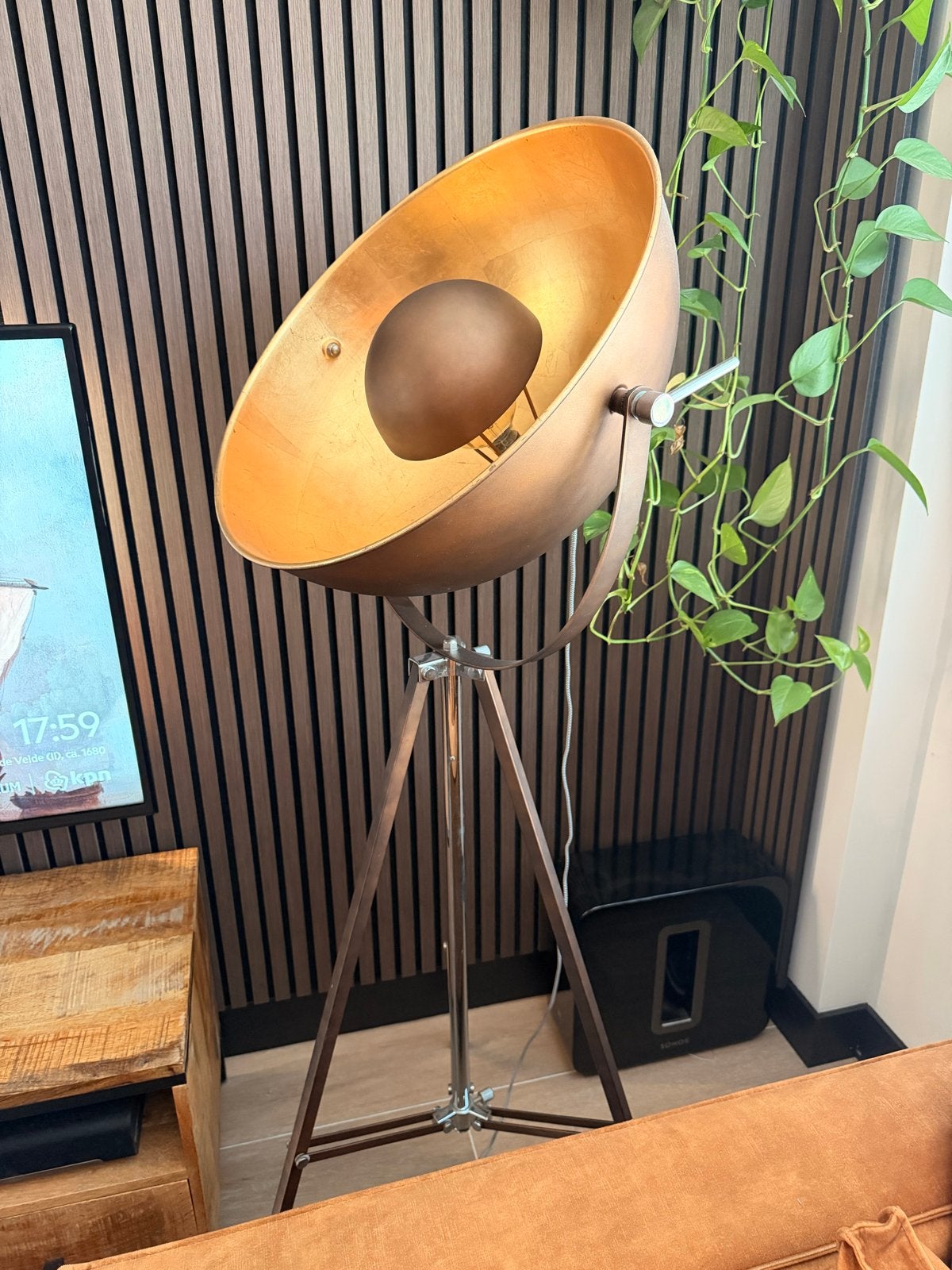 Moderne vloerlamp met gouden kap en driepoot, Huis en Inrichting, Lampen | Vloerlampen, Ophalen, E27 (groot), Zo goed als nieuw