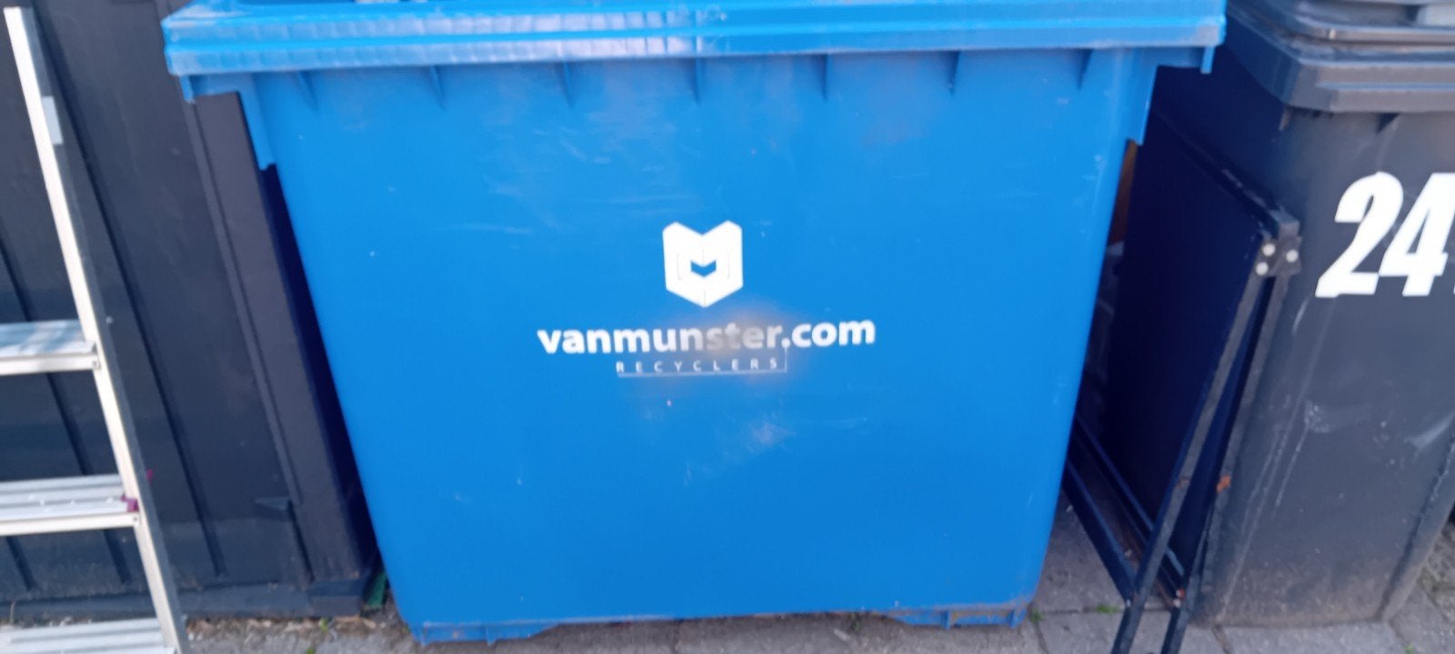 Blauwe afvalcontainer met pedaal, 240 liter, Kunststof, Gebruikt, Met pedaal, 40 liter of meer