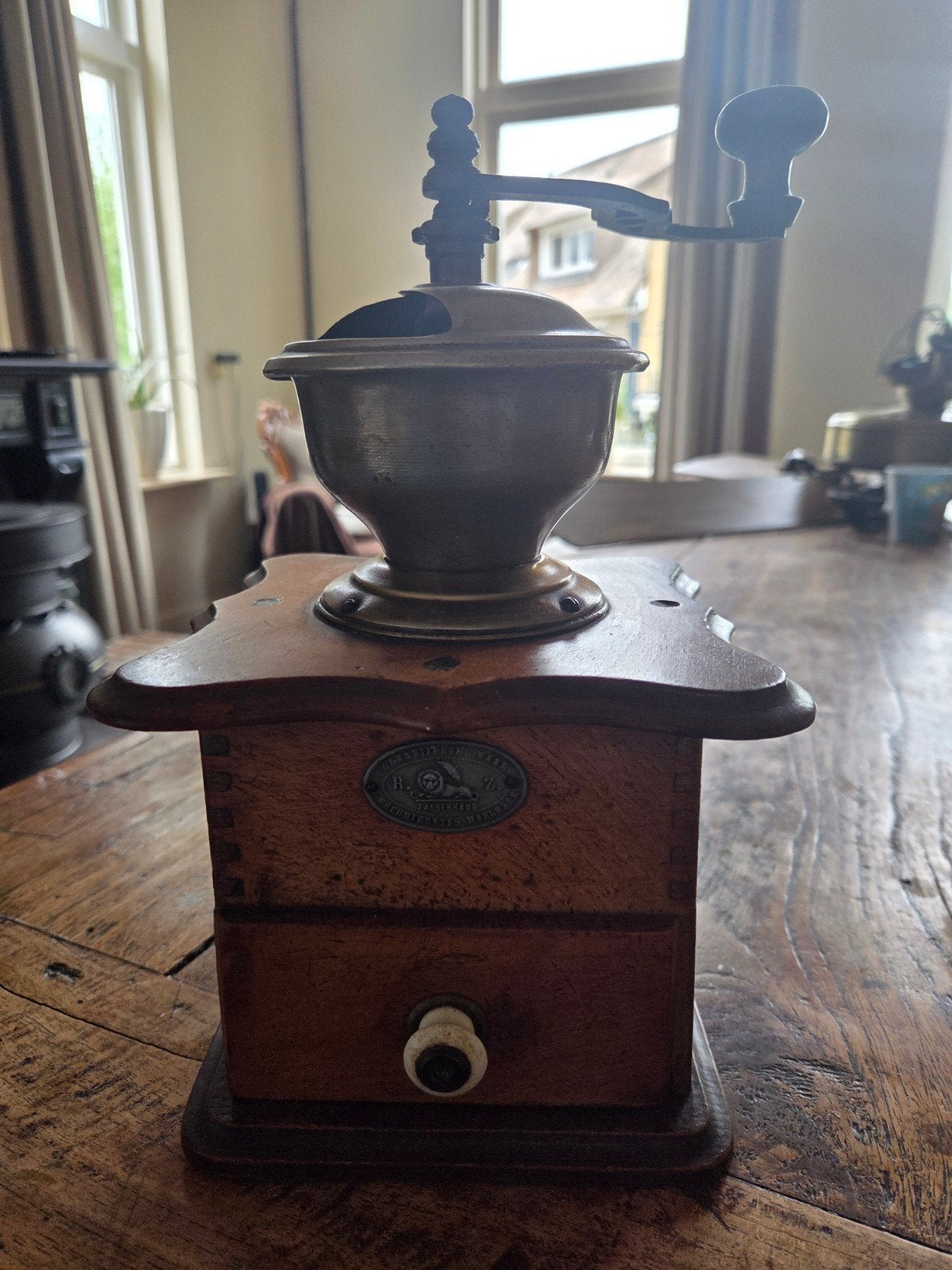 Koffiemolen, Ophalen