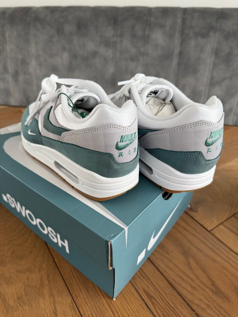 Nike air Max 1 .Swoosh low poly adventure maat 43, Overige kleuren, Nike, Nieuw, Ophalen of Verzenden