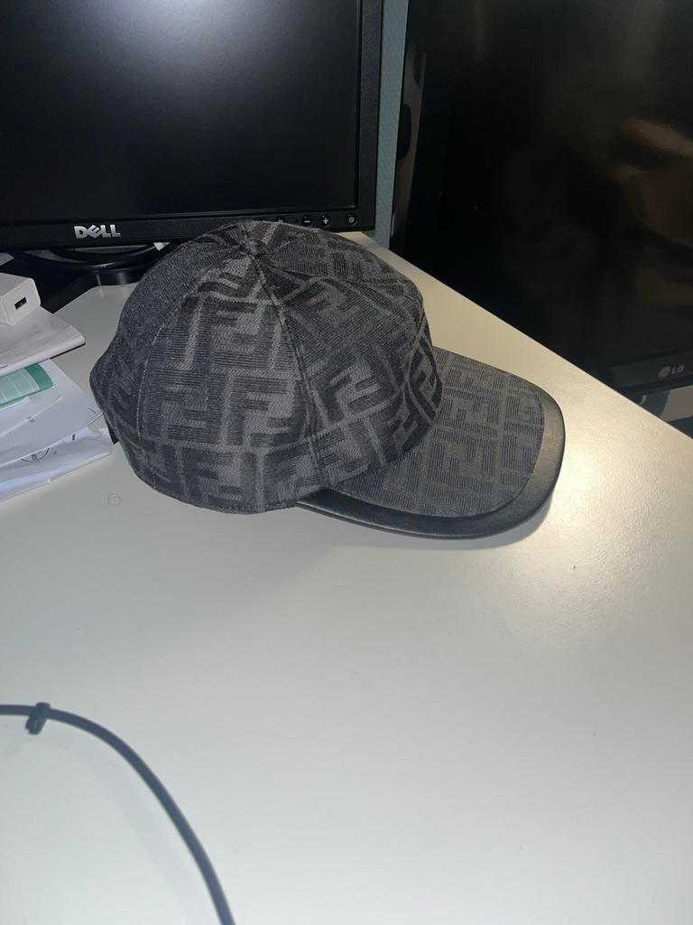 Fendi FF pet - Zwart, Ophalen of Verzenden, Zo goed als nieuw, One size fits all, Pet