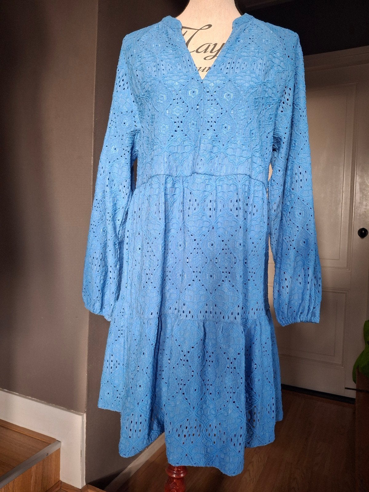 Blauwe damesjurk broderie Object maat L, Kleding | Dames, Jurken, Blauw, Ophalen of Verzenden, Zo goed als nieuw, Knielengte