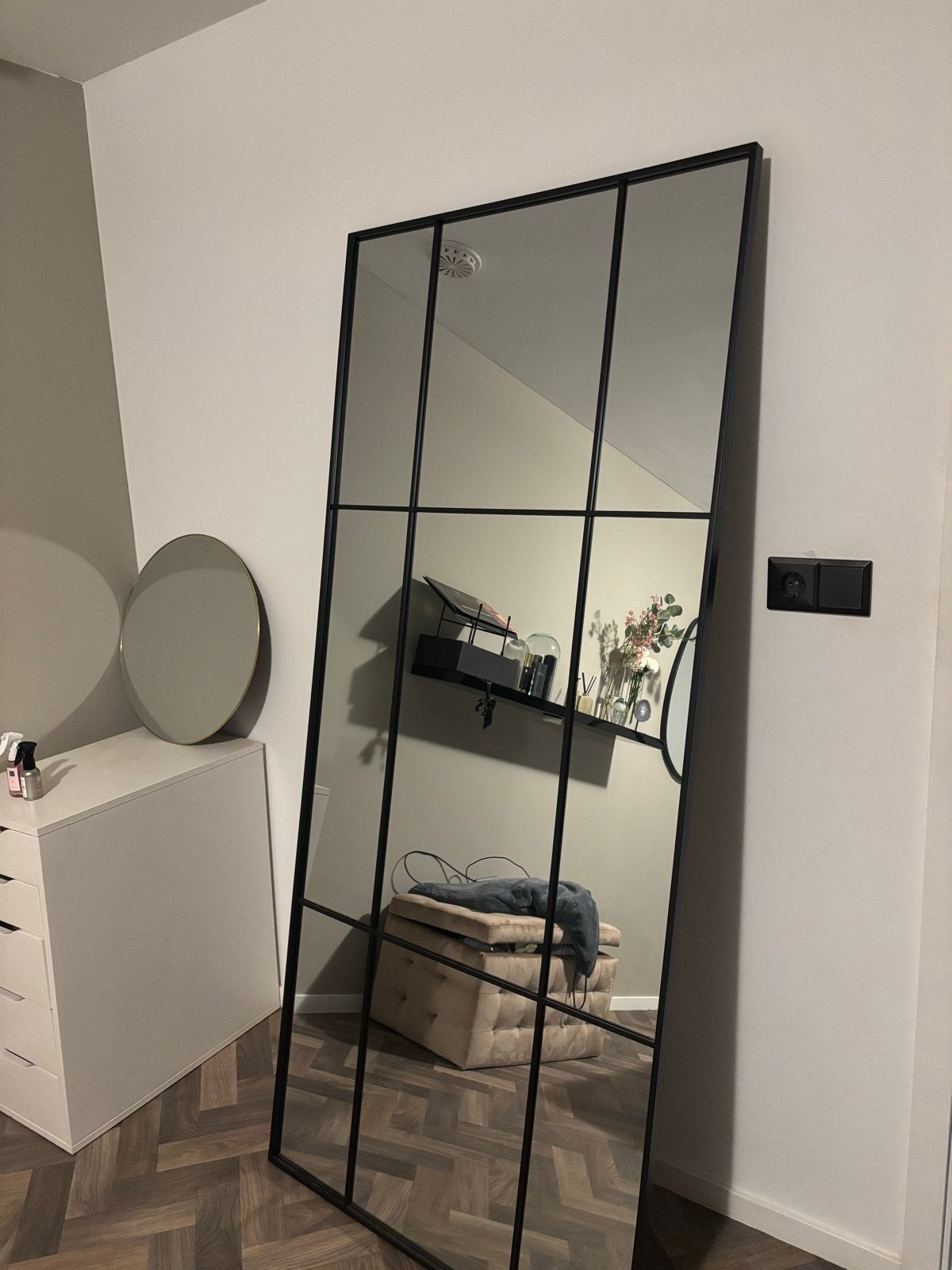 Jysk (studsturp) grote spiegel met zwart metalen frame, Huis en Inrichting, Woonaccessoires | Spiegels, Ophalen, Zo goed als nieuw